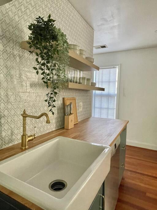 Brand New, Cozy, Modern, One-Bedroom Apartment Falls Church Kültér fotó